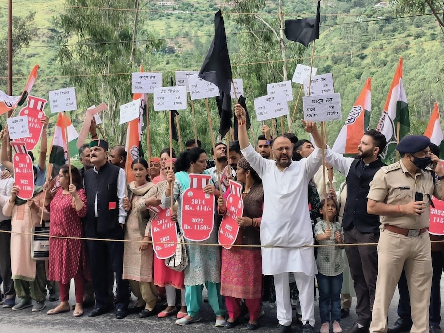 गैस सिलेंडर की बढ़ती कीमतों को लेकर ब्लॉक कांग्रेस रामपुर ने जीरो पॉइंट पर केंद्रीय मंत्री स्मृति ईरानी के सामने विरोध प्रदर्शन किया और गौ बैक के नारे लगाए.
