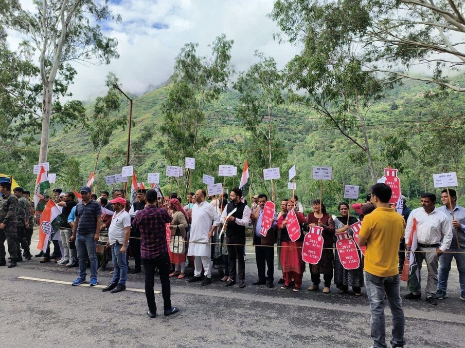  इसी बीच केंद्रीय मंत्री स्मृति ईरानी ने रामपुर में संकट मोचन महावीर मंदिर में माथा टेका और रामपुर बाजार का भी भ्रमण किया.