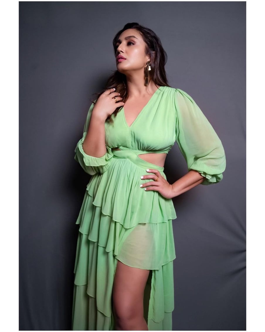  हुमा कुरैशी ने खुले बालों के साथ ज्वैलरी के नाम पर सिर्फ ईयरिंग्स पहने हुए हैं. हुमा का अंदाज पत्रलेखा समेत कई सेलेब्स को बहुत पसंद आ रहा है. (फोटो साभार: iamhumaq/Instagram)