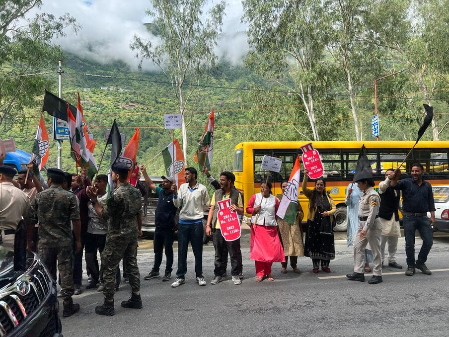  इससे पहले, शुक्रवार को शिमला में कांग्रेस नेता अलका लांबा और प्रतिभा सिंह ने सिलेंडर के दामों को लेकर स्मृति ईरानी पर जमकर हमला बोला था.