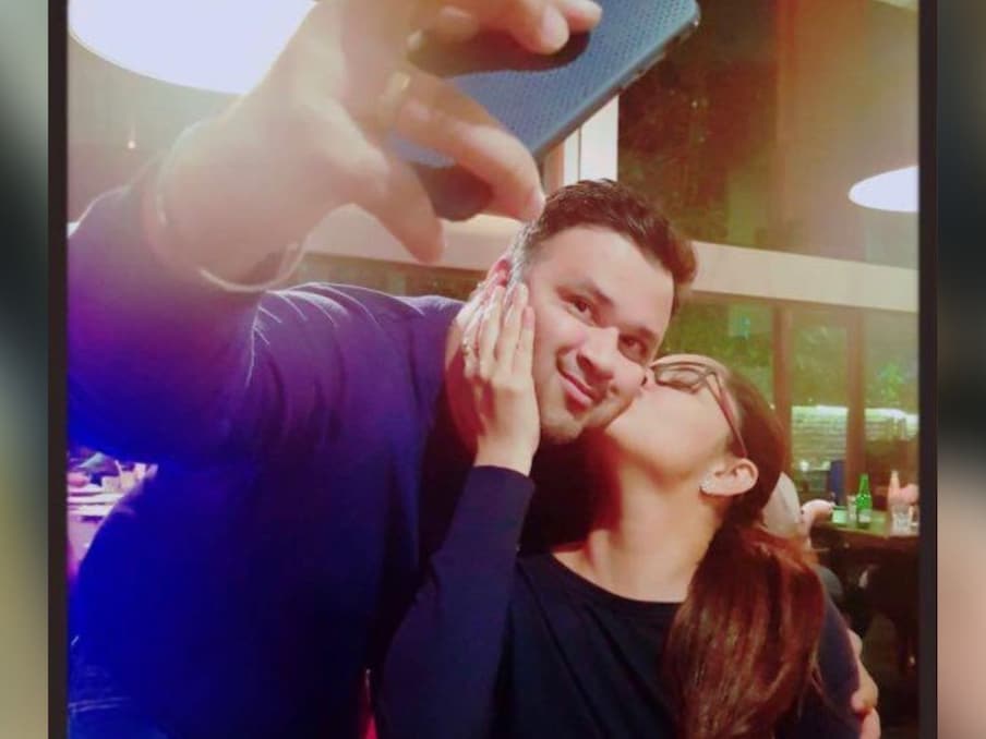  अनसूया ने इंस्टाग्राम स्टोरी पर एक पुरानी तस्वीर शेयर कर बताया था, 'मेरा पहला, दूसरा और तीसरा.. अब तक.. और फ्यूचर लवर!! वो मेरे साथ जिंदगी भर के लिए फंसा हुआ है.