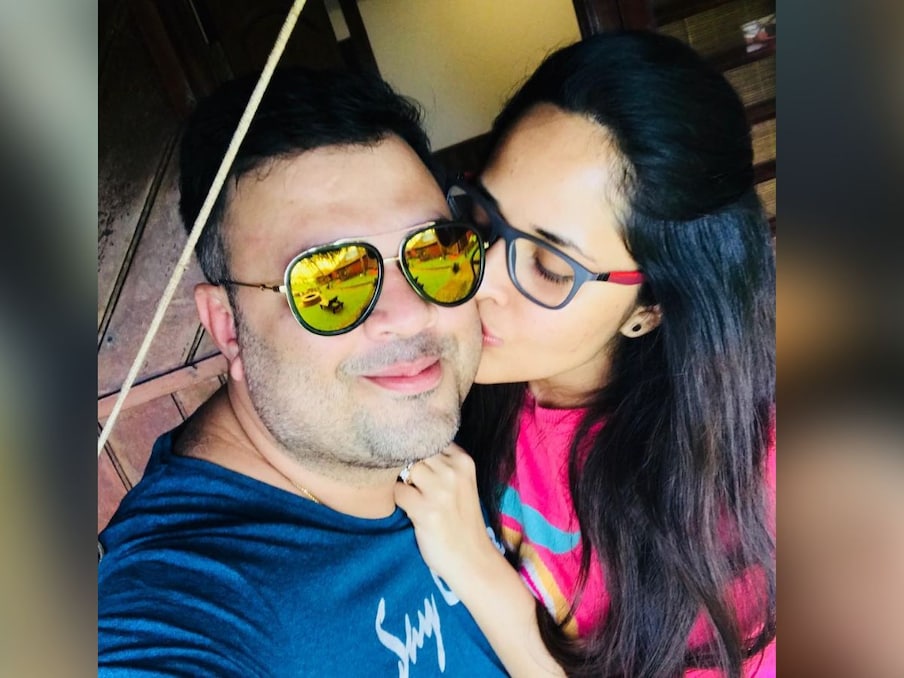  दोनों को अपने-अपने परिवारों को समझाने और शादी करने में काफी समय लगा. अनसूया ने अपने प्यार को पाने के लिए पिता के साथ हुए मनमुटाव को भी दूर किया.