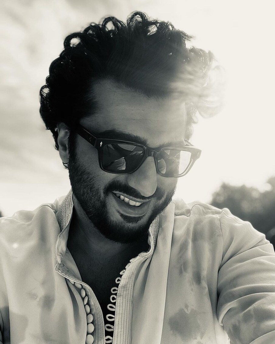  अर्जुन कपूर ने इंस्टाग्राम अकाउंट पर सनकिस्ड ब्लैक एंड व्हाइट तस्वीरें शेयर कीं. उन्होंने अपने लुक को ब्लैक सनग्लास से कंप्लीट किया है. (फोटो साभारः Instagram @arjunkapoor)