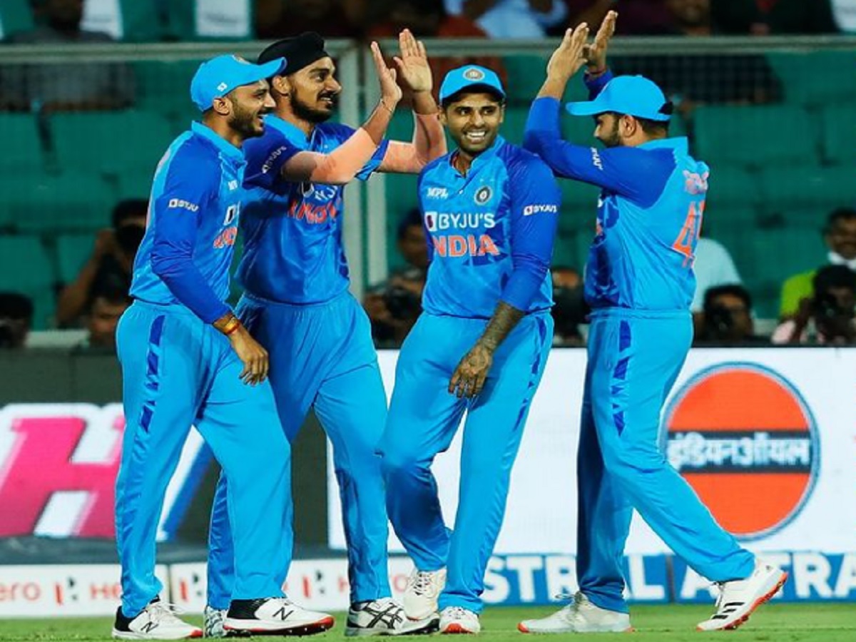  टीम इंडिया ने साउथ अफ्रीका सीरीज से पहले ऑस्ट्रेलिया को 3 मैचों की सीरीज में 2-1 से मात दी थी. रोहित की कप्तानी में अब टीम अपने इस प्रदर्शन को टी20 वर्ल्ड कप में भी जारी रखना चाहेगी. टूर्नामेंट के मुकाबले 16 अक्टूबर से ऑस्ट्रेलिया में शुरू हो रहे हैं.(Indian cricket team instagram)