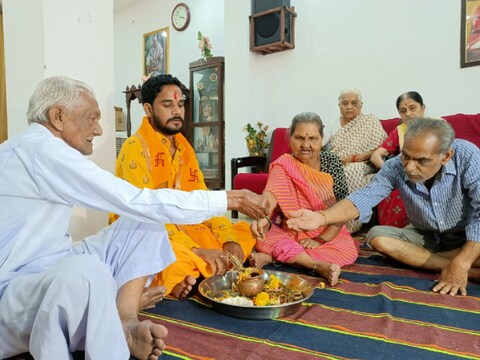 Bhopal. भोपाल के वृद्धाश्रम में बहुत मार्मिक दृश्य उपस्थित हुआ जब बुजुर्गों ने खुद का तर्पण किया.