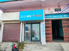आधी रात हथौड़ा लेकर ATM लूटने पहुंचे 2 युवक, लोगों ने पकड़ कर पुलिस को सौंपा