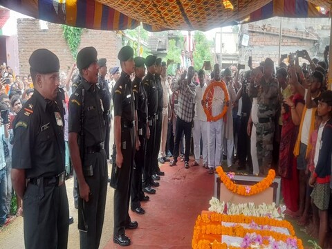 लद्दाख के गलवान में तैनात शहीद शुधांसु कुमार का पार्थिव शरीर शुक्रवार देर रात बांका लाया गया.