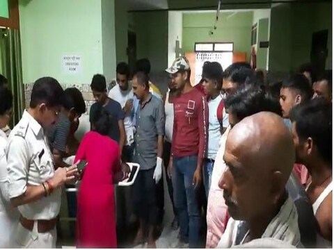 बिहार के बेगूसराय में 2 अपराधियों ने अंधाधुंध फायरिंग की और 10 लोगों को गोली मार दी.