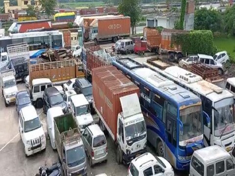 बिहार में शराबबंदी कानून के तहत जब्त किए गए वाहन.
