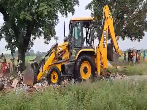 शराबबंदी वाले बिहार में करोड़ों की जब्त शराब पर बुलडोजर से वार किया गया. 