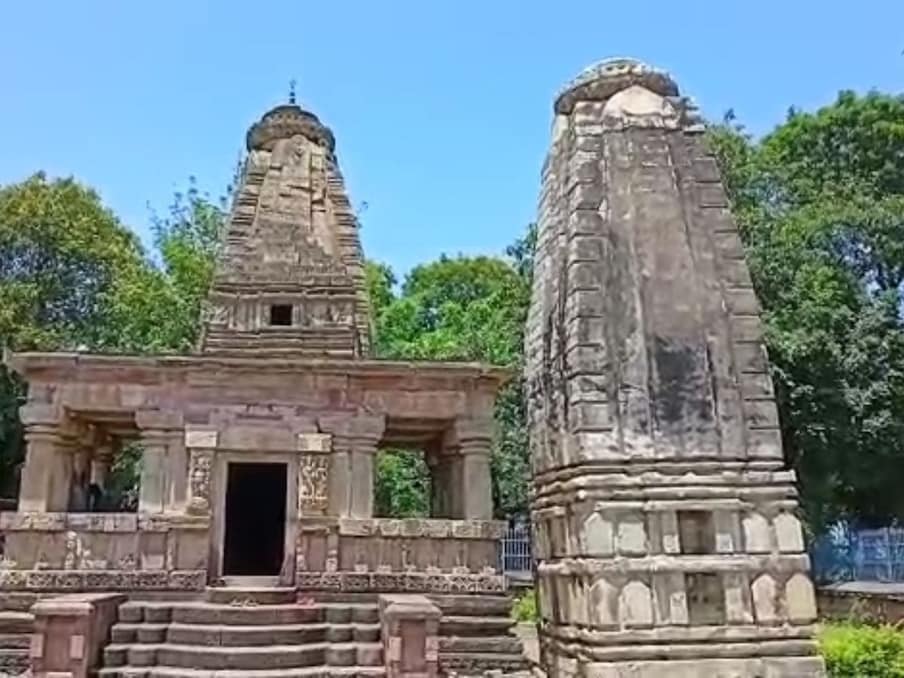 उनकी पत्नी भोजन लेकर निर्माण स्थल पर आती थी. जब मंदिर के शिखर निर्माण का समय आया तो एक अजीब वाकया हुआ. एक दिन किसी कारणवश पत्नी की जगह उसकी बहन भोजन लेकर आ गई. उसे देखकर नारायण का सिर शर्म से झुक गया. उसने मंदिर के कंगूरे से नीचे कूदकर अपनी जान दे दी.