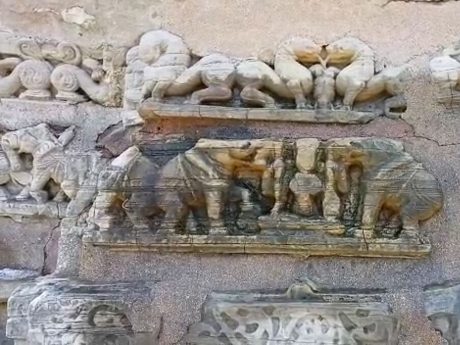  इस नगर कि प्राचीनता यहां के मंदिरों में स्पष्ट देखी जा सकती है. यहां स्थित शिव मंदिर अपनी स्थापत्य कला के लिए मशहूर है. स्थानीय लोगों की मानें तो , इस मंदिर का निर्माण कलचुरी कालीन राजा द्वारा 7वीं से 8वीं शताब्दी के बीच कराया गया था, मंदिर कि कारीगरी काफी उन्नत है.