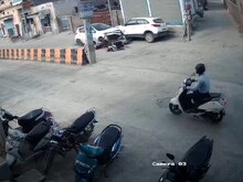 कार ने मारी ऐसी टक्कर हवा में उछल गए मोटरसाइकिल सवार, CCTV में कैद हुआ हादसा