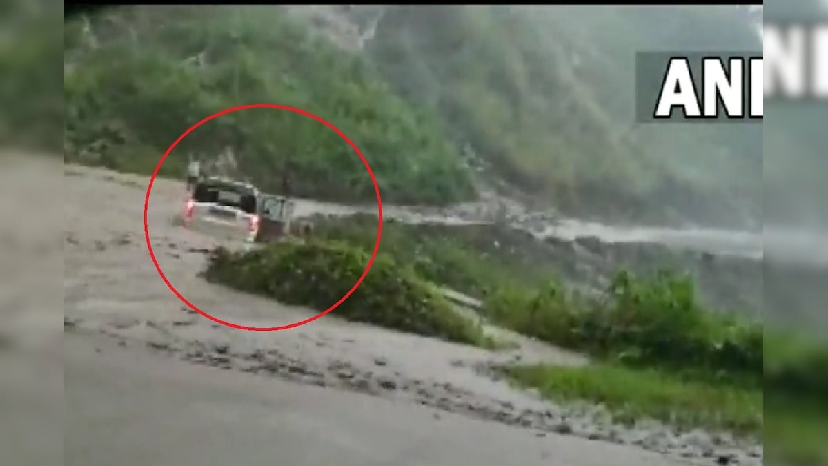 अरुणाचल में भारी बारिश से तिनके की तरह बह गई स्कॉर्पियो कार लोग चीखते रहे देखें VIDEO