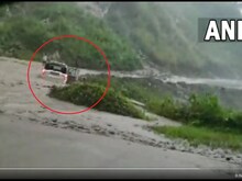 VIDEO: अरुणाचल में भारी बारिश से ऐसे खाई में गिरी स्कॉर्पियो, लोग चीखते रहे