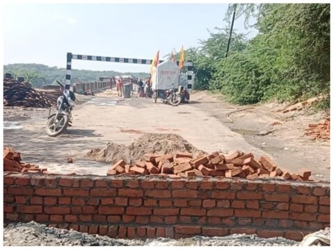 नेशनल हाईवे 719 पर तीन फीट ऊंची दीवार खड़ी करके ट्रैफिक रोका गया है. 