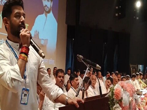 राजगीर प्रशिक्षण शिविर में LJPR के कार्यकर्ताओं को संबोधित करते हुए चिराग पासवान. 