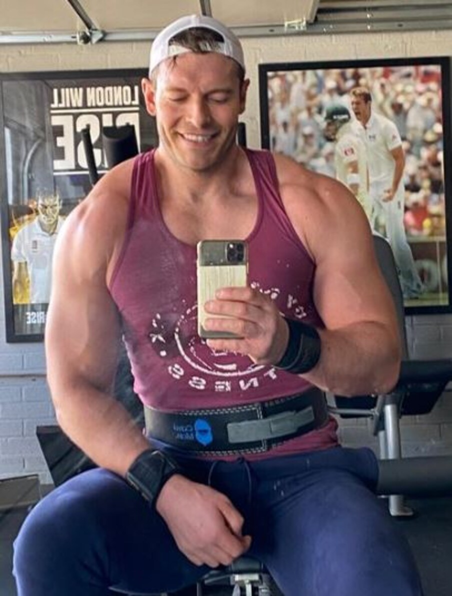 दाएं हाथ के पूर्व तेज गेंदबाज क्रिस ट्रेमलेट (Chris Tremlett) इस समय भारत में रोड सेफ्टी वर्ल्ड टी20 सीरीज में खेल रहे हैं. वह इंग्लैंड लीजेंड्स टीम का हिस्सा हैं. इस टूर्नामेंट में कुल 8 टीमें शिरकत कर रही हैं. ट्रेमलेट अपनी शानदार बॉडी से खूब सूर्खियां बटोर रहे हैं. वह मैदान पर एक फाइटर की तरह दिखाई दे रहे हैं. (Instagram)