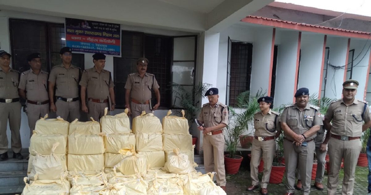 आर्मी कैंटीन का लेबल लगाकर बेची जा रही थी अवैध शराब, देहरादून पुलिस ने