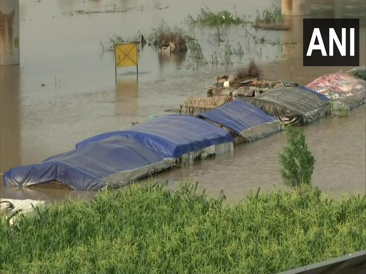 दिल्ली के निचले इलाकों में बाढ़ का खतरा. (ANI)