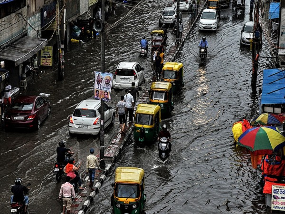 Delhi NCR Traffic: भारी बारिश से दिल्ली-एनसीआर बेहाल, आज भी बरसेंगे बादल; जानें ट्रैफिक का हाल