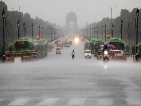 दिल्ली में सितंबर के महीने में बारिश अमूमन समाप्त हो जाती है, लेकिन इस बार एक दुर्लभ मौसमी प्रणाली के कारण जमकर बारिश हो रही. (PTI Photo)