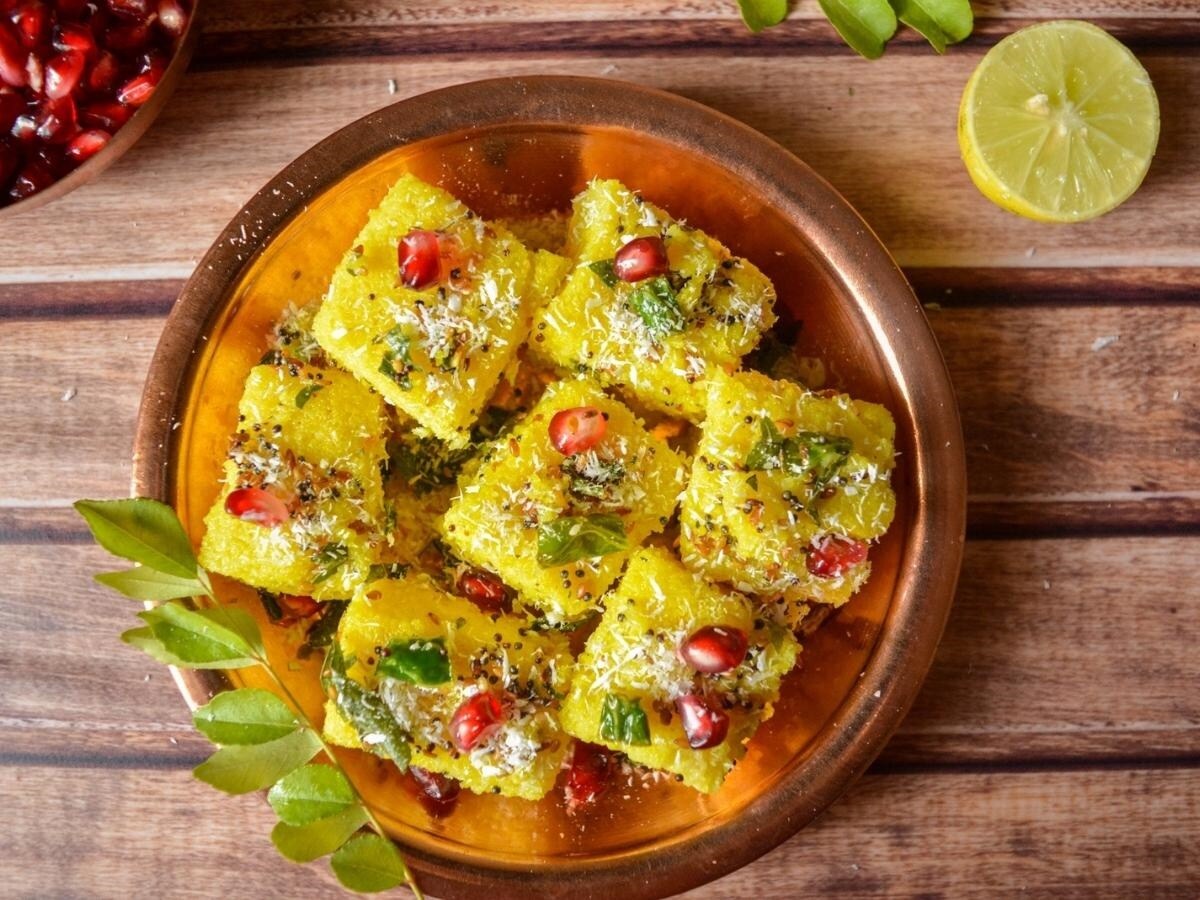 Moong Dal Dhokla Recipe: ब्रेकफास्ट में बनाएं पौष्टिकता से भरपूर मूंग दाल  ढोकला - moong dal dhokla breakfast food in hindi neer – News18 हिंदी