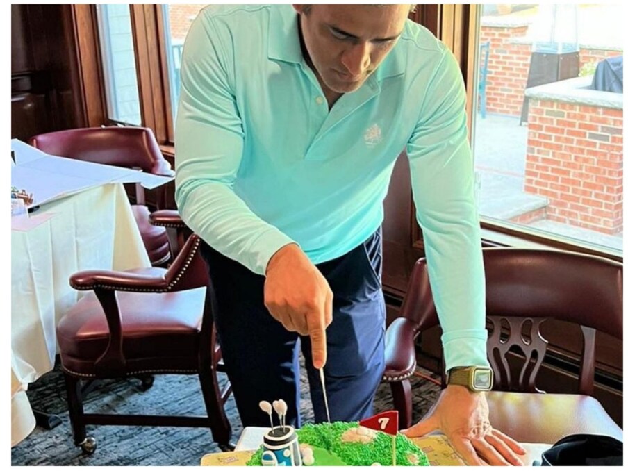  महेंद्र सिंह धोनी को वहां 2016 में उनके दोस्त राजीव शर्मा ने एलीट गोल्फ क्लब से मिलवाया था. दिलचस्प बात यह है कि टूर्नामेंट में पांच में से चार मैचों में विजयी होने के बाद भारतीय क्रिकेट के महान खिलाड़ी अपनी नई चुनौती में काफी शानदार थे. (Atul Bakery USA/Instagram)