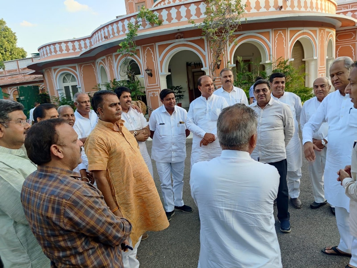 राजस्थान में जारी सियासी संकट के बीच  सीएम अशोक गहलोत ने मंगलवार शाम जयपुर में सीएम आवास पर कुछ मंत्रियों और विधायकों के साथ अनौपचारिक बैठक की.