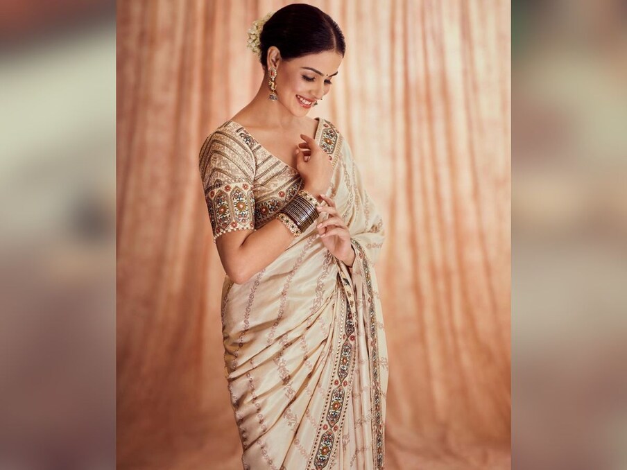  सोशल मीडिया पर सामने आई फोटोज में देखने के लिए मिल रहा है कि एक्ट्रेस जेनेलिया क्रीम कलर की बॉडर वाली साड़ी में नजर आ रही हैं. ब्लाउज पर उनके जरी का काम किया गया है. उन्होंने बालों में गजरा लगाया है और जूरा किया हुआ है.