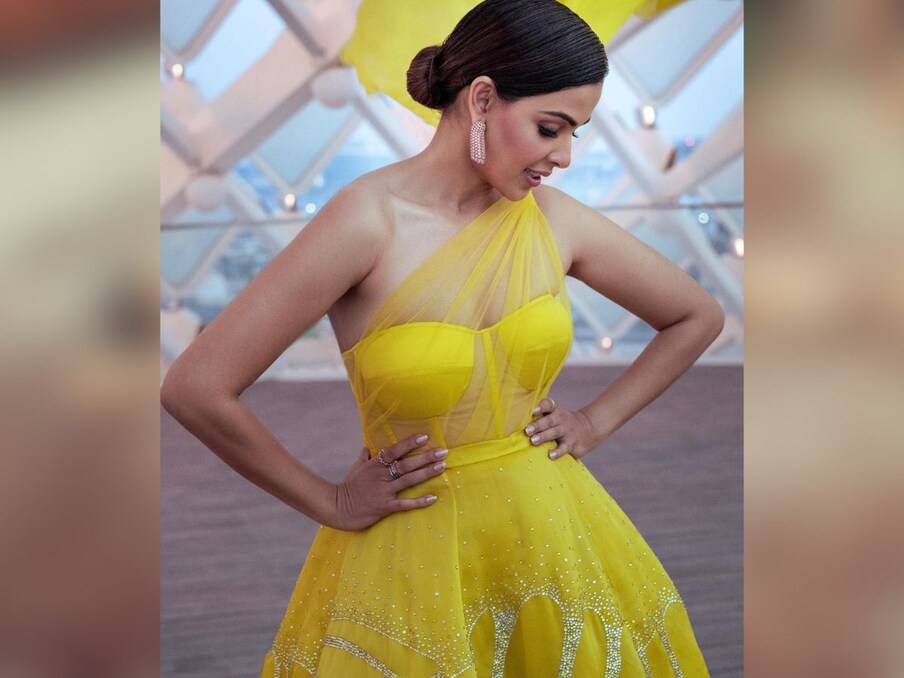  जेनेलिया और रितेश (Genelia D'Souza-Riteish deshmukh) की जोड़ी मराठी फिल्म 'वेद' (ved) में देखने के लिए मिलने वाली है. वहीं, रितेश इससे डायरेक्शन में भी डेब्यू करने जा रहे हैं. इसके साथ ही जेनेलिया की ये पहली मराठी फिल्म है.