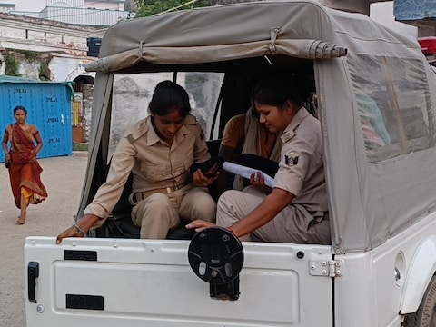 वारसलीगंज थाने की पुलिस ने बलात्कार के आरोपी को गिरफ्तार कर लिया है. बाद में मामले को महिला थाने के सुपुर्द किया गया. 
