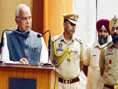 
पंजाब के राज्यपाल बनवारीलाल पुरोहित ने कहा- वह सरकार से सूचना मांगने के हकदार.  (News18)