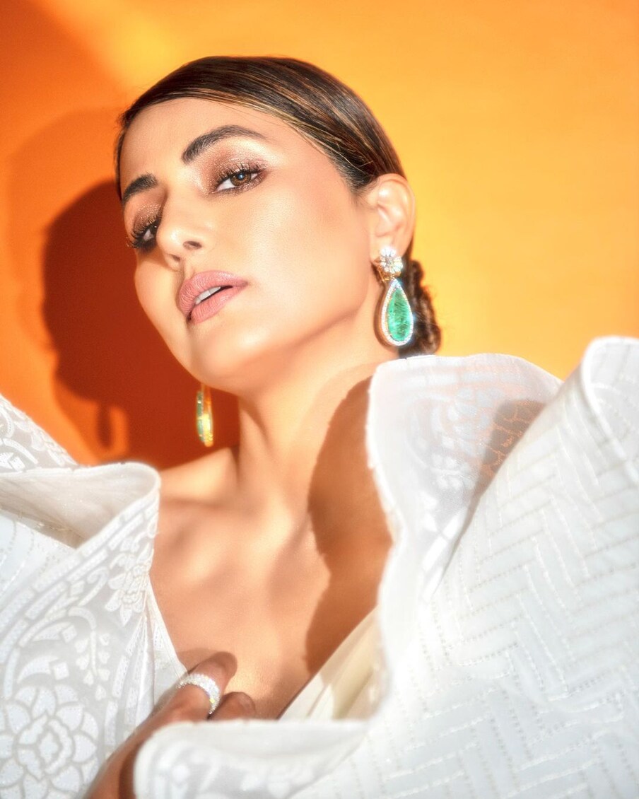  हर तस्वीर में हिना का अलग ही अंदाज देखने को मिलने रहा है. (फोटो साभार: realhinakhan/Instagram)