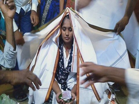 बिहार के वैशाली में पिता का श्राद्ध कर्म करने पर पुत्री को 
पगड़ी व चादर से सम्मानित किया गया. 
