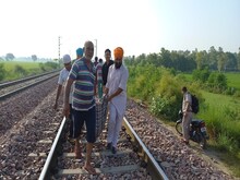 बेटे के सामने मां से छेड़छाड़, विरोध किया तो चलती ट्रेन से दिया धक्का, मौत