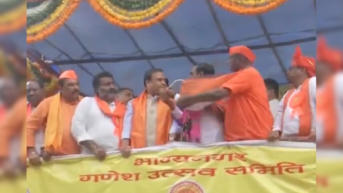 VIDEO: हैदराबाद में माइक तोड़कर असम के CM हिमंत बिस्वा सरमा से भिड़ने की कोशिश