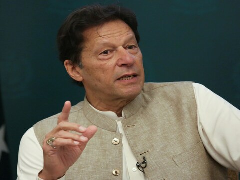 इमरान खान ने कहा कि देश की स्थिरता के लिए पहला विकल्प है कि जल्द से जल्द चुनाव कराया जाए. 