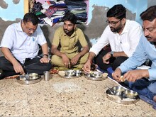 अहमदाबाद में पुलिस सुरक्षा में ऑटो वाले के घर डिनर करने पंहुचे अरविंद केजरीवाल