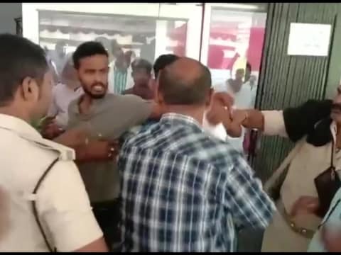 Khagaria News: बैकिकेटिंग को पार करने पर पुलिस वालों ने गालियां बकीं
