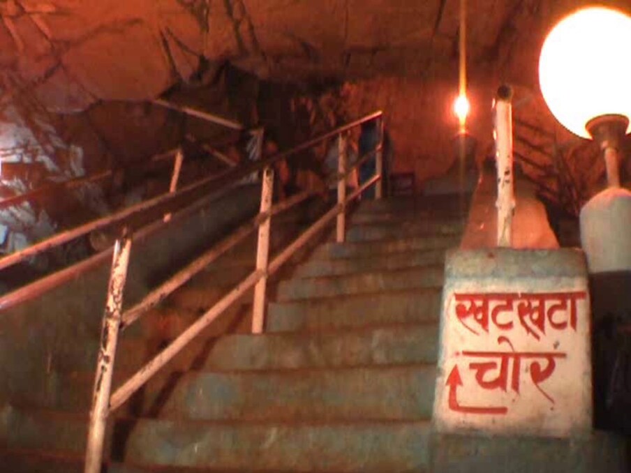 कहते हैं कि जब प्रभु श्रीराम और सीता चित्रकूट पंहुचे तो उनके दर्शन के लिए नासिक से गोदावरी नदी गुप्त रूप से एक गुफा में प्रकट हुईं और भगवान राम और जानकी के दर्शन किए. इस गुफा में आज भी गुप्त रूप से गोदावरी बहती है. जो थोड़ा आगे जाकर विलुप्त हो जाती है. इसीलिए इसे गुप्त गोदावरी कहा जाता है. गुप्त गोदावरी की कल-कल धारा बहती है एक गुफा में, जिसके बारे में कहा जाता है कि स्वयं देवताओं ने भगवान राम लक्ष्मण और सीता के निवास के लिए इसे बनाया था.