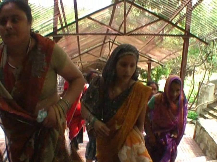 राम के आशीर्वाद के बाद खटखटा चोर की इस मूर्ति को पापमोचनी शिला कहा जाने लगा. पाप नष्ट करने की विशेषता के चलते इस मंदिर में भक्तों की भारी भीड़ उमड़ती है. ये मूर्ति गुफा में पत्थरों के बीच कुछ ऐसे फंसी है कि इसे हिलाया डुलाया जा सकता है. इसीलिए इसे खटखटा चोर कहा जाता है. कहते हैं भगवान राम की तपोस्थली चित्रकूट में मुसीबत के मारे लोगों को चैन मिलता है. फिर वो चाहे असुर ही क्यों न हो. ये प्रभु राम की ही महिमा है कि यहां असुर भी पापों का नाश करने वाले बन जाते हैं.