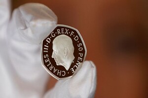 Photos: महारानी एलिजाबेथ की मौत के बाद बदली गई ब्रिटेन की करेंसी, देखें किंग चार्ल्स की तस्वीर वाले सिक्के