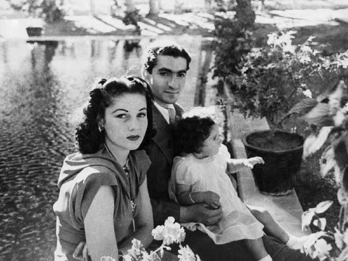  साल 1941 से 1979 तक, ईरान पर शाह मोहम्मद रजा पहलवी का शासन था, जिन्होंने ईरान की सूरत को एकदम मॉडर्न बना दिया था. शाह के शासन में, ईरान की अर्थव्यवस्था और शैक्षिक अवसरों का विस्तार हुआ. तस्वीरों में देखिए, शाह मोहम्मद रज़ा पहलवी, उनकी पत्नी, रानी फ़ौज़िया और छोटी राजकुमारी शहनाज़ 1942 में ईरान के तेहरान के पास अपने महल के मैदान में. (फोटो- एपी)