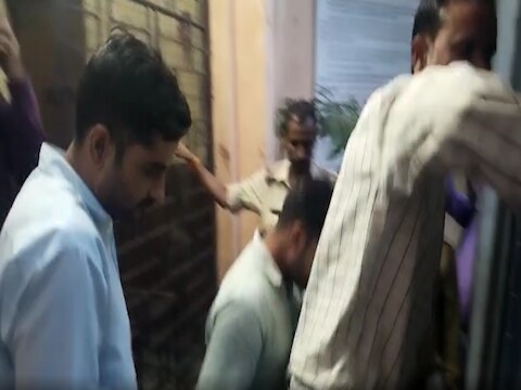 MP Latest News: मध्य प्रदेश व्यापम घोटाले में सीबीआई कोर्ट ने 5 आरोपियों को सजा सुनाई है.