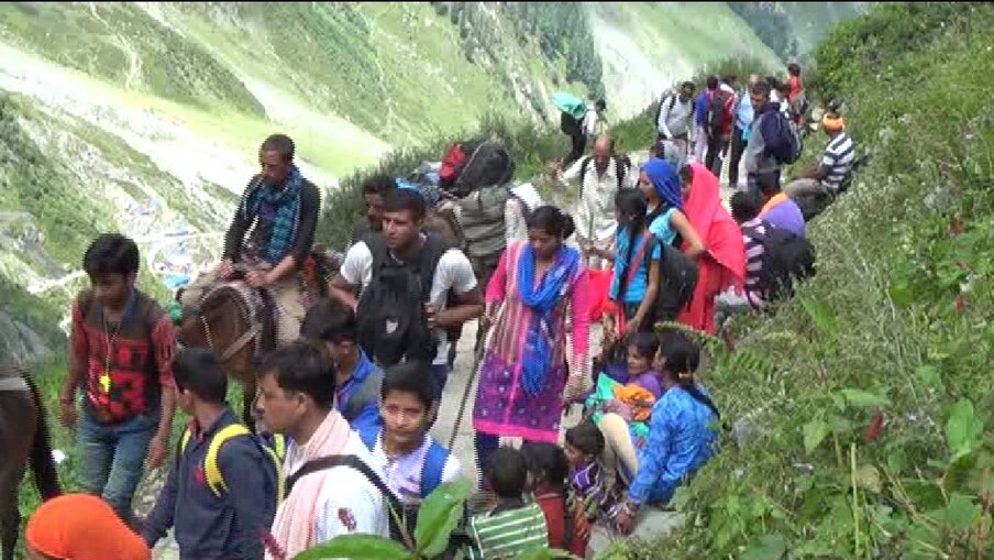  जन्माष्टमी के ठीक 15 दिन के बाद राधा अष्टमी को शाही स्नान होता है. भाद्रपद की शुक्ल सप्तमी को शिव के गुर यानी चेले डल झील में प्रवेश कर इसे तोड़ते हैं. कार्तिक स्वामी के चेले की अगुवाई में सेंचुई के शिव चेलों ने शुक्रवार को मणिमहेश डल झील को पार किया, इसके बाद हजारों श्रद्धालुओं ने डल झील में आस्था की डुबकी लगाई. शुक्रवार दोपहर 2:00 बजे डल झील की परिक्रमा करने के बाद शिव चेलों ने डल झील को जब तोड़ा उस समय यह नजारा देखते ही बनता था.