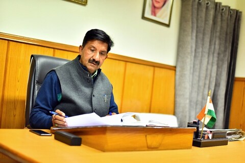 हिमाचल कांग्रेस के विधायक विनय कुमार ने नेता प्रतिपक्ष मुकेश अग्निहोत्री की जान को खतरा बताया है.