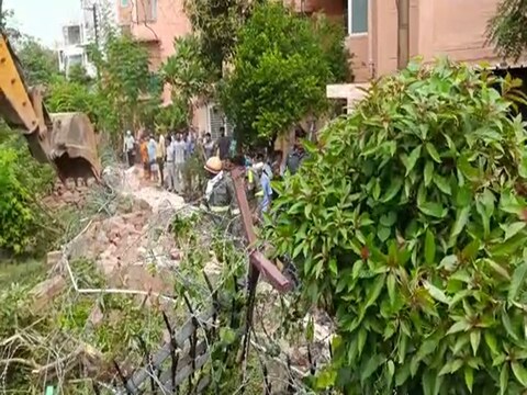 नोएडा के सेक्टर 21 में जलवायु विहार की यह घटना है. दमकल विभाग की गाड़ियां भी मौके पर पहुंची हैं.