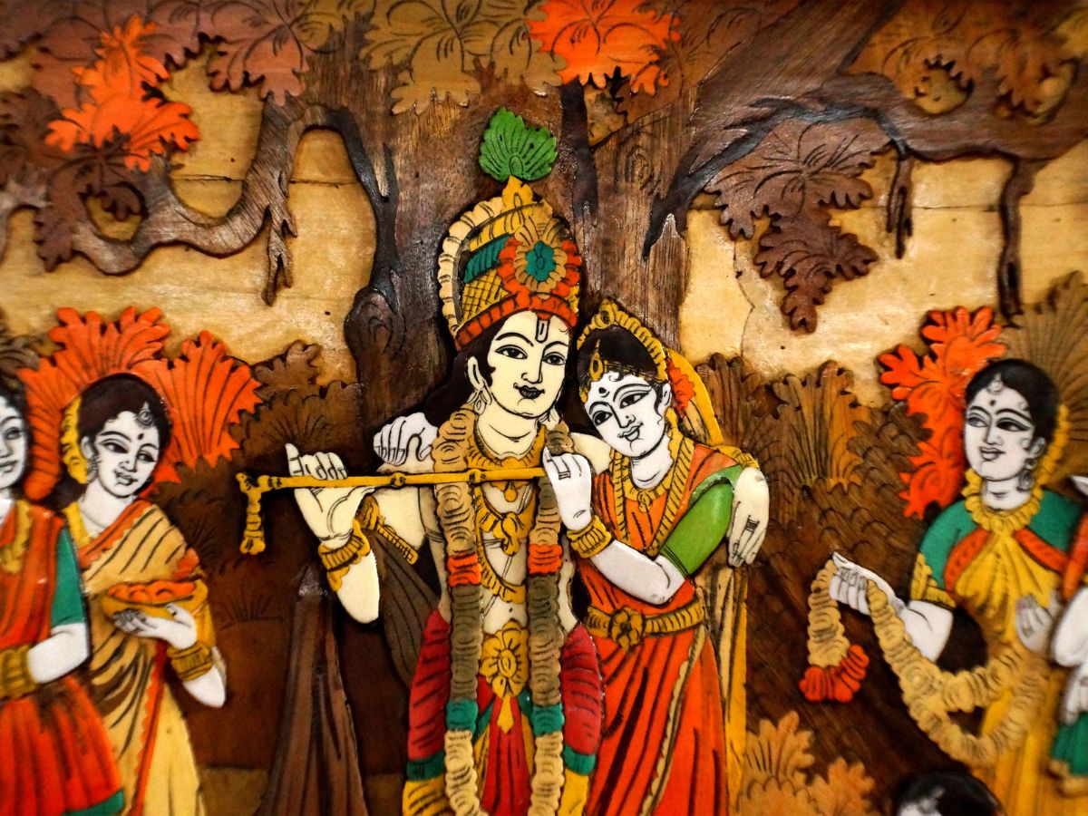 Vastu Tips इस दिशा में लगाएं राधाकृष्‍ण की तस्‍वीर, घर में हमेशा बनी