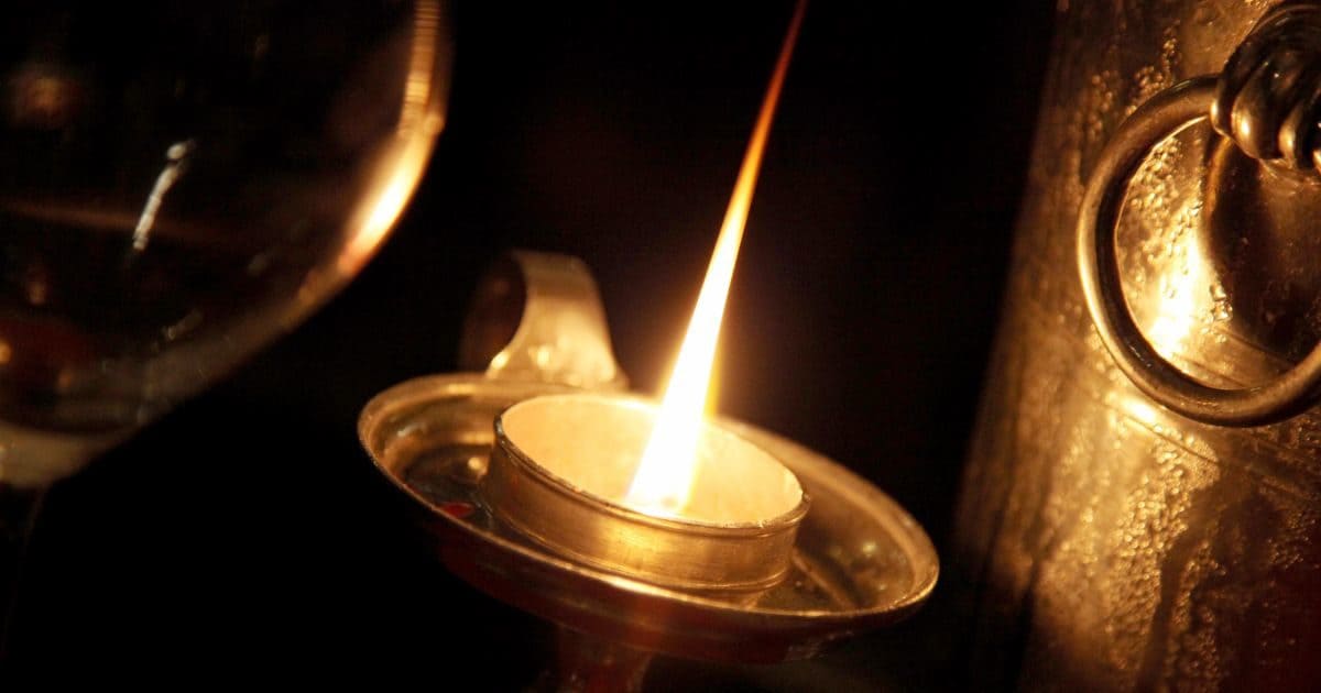 मंदिर में दीपक जलाते समय इन बातों का रखें ध्यान, हर समय भरी रहेगी